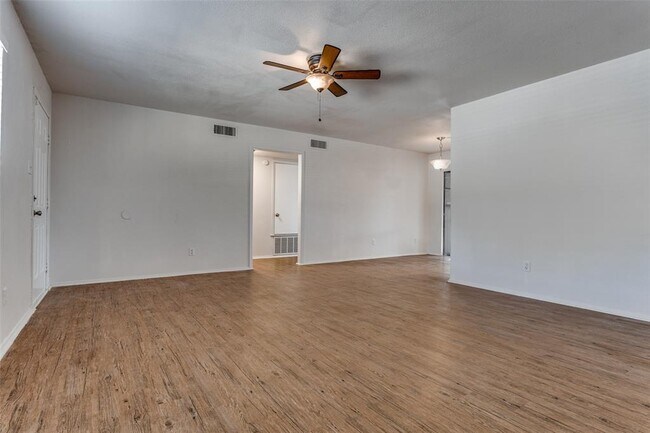 Building Photo - 2214 Winchester Dr
