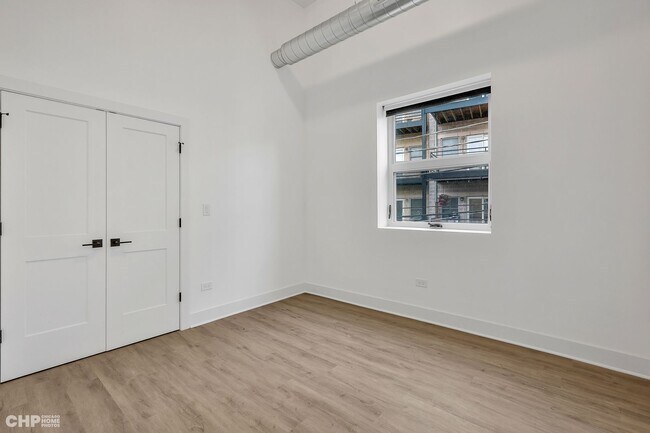 Building Photo - 4731 N Western Ave