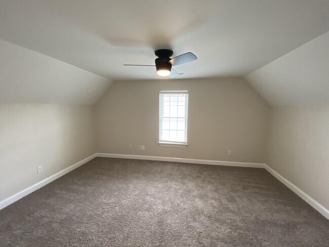 Building Photo - 2055B Cambria Dr