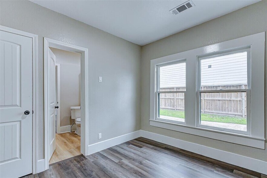 Building Photo - 406 Hahlo St