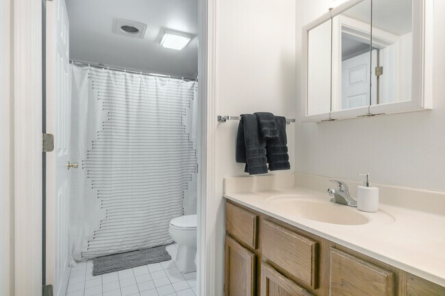 Bathroom & sink seperate - 515 Donofrio Dr