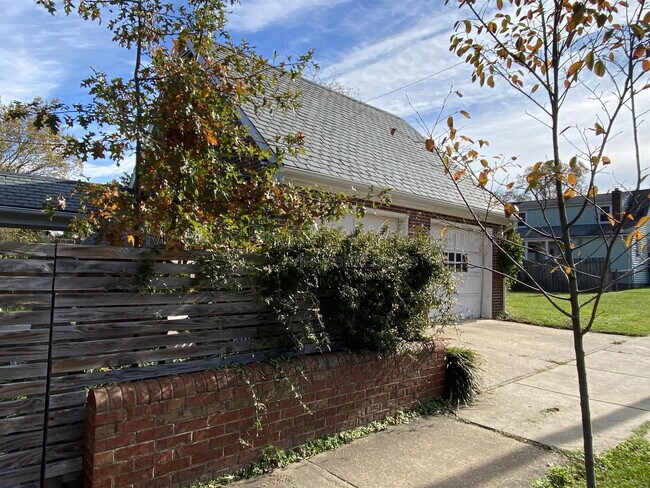 Building Photo - 916 Sylvania Ave