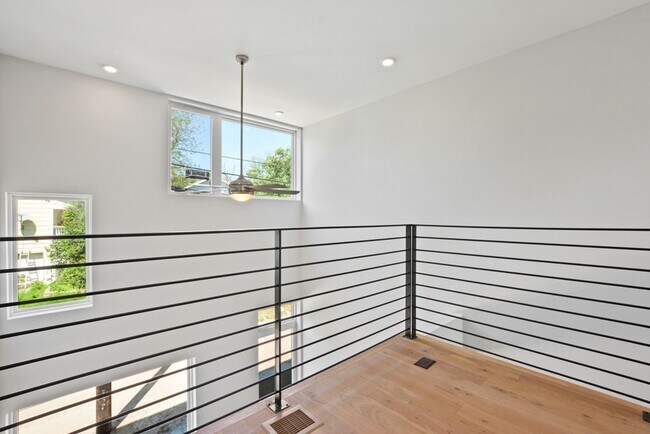 Building Photo - 2002 E 7th St