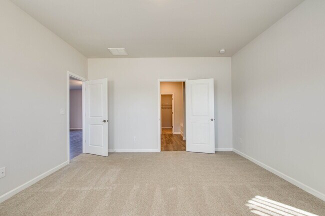 Building Photo - 2404 Alberto Dr