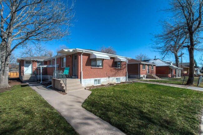 Building Photo - Roomy Sunnyside Duplex with Finished Basement in a Prime Location