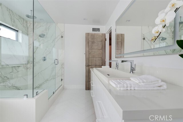 Building Photo - 1208 The Strand