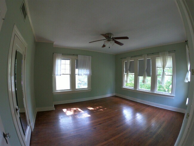 Building Photo - 824 Oakwood St