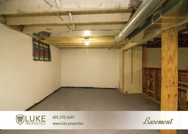 Building Photo - 915 W 12th St