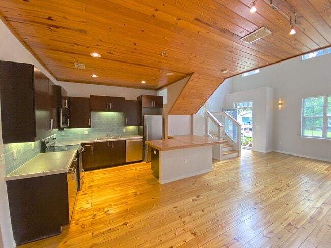 Building Photo - Stunning and Unique Luxury Town Home for R...