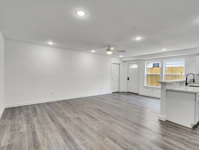 Building Photo - ? Spacious & Stylish 3-Bed Home – Garage Included! ?