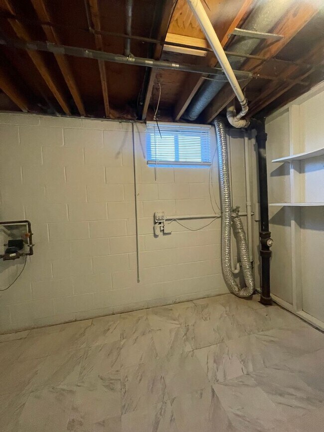 Building Photo - Spacious 3 Bed! Your Next Home Awaits!