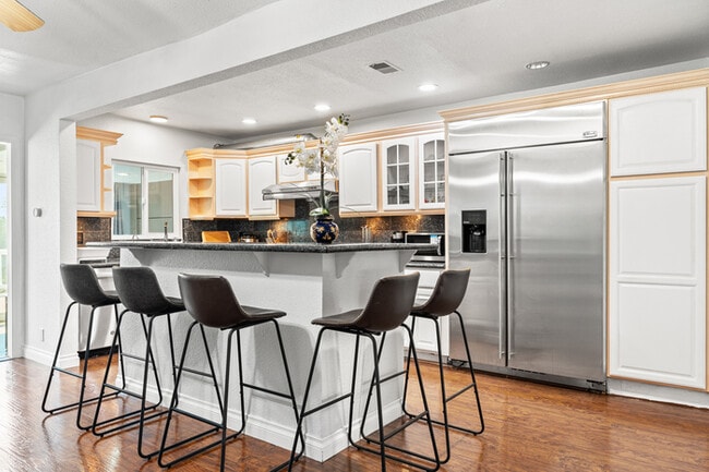 Building Photo - 1250 Stratford Ln