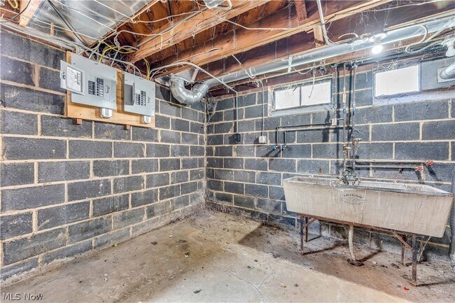 Building Photo - 494 E 222nd St