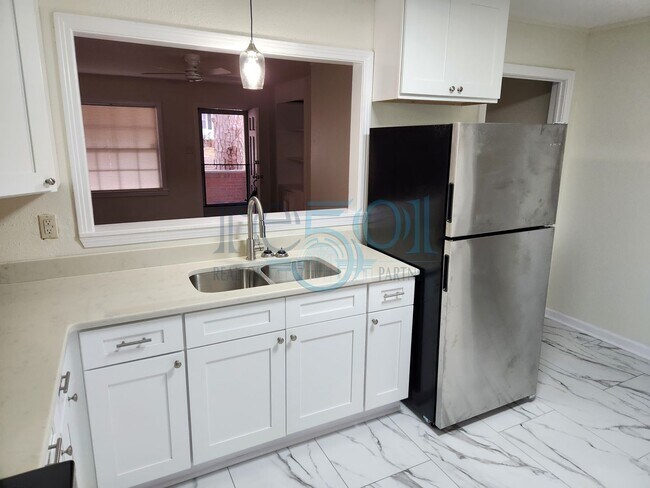 Building Photo - Elm, 200-202 N. Duplex