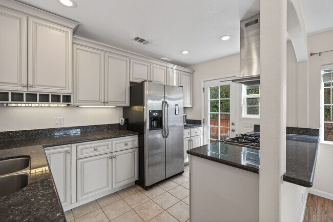 Building Photo - 2007 Poli St