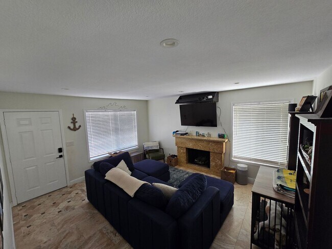 Building Photo - Updated - one story home in Moorpark's desirable Peach Hill neighborhood