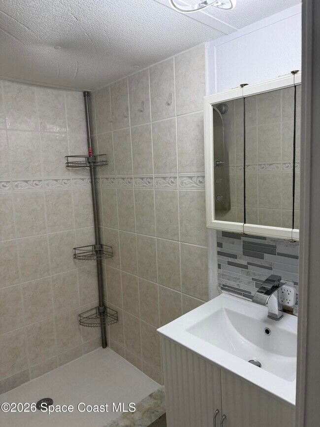 Building Photo - 2132 Rocway Dr
