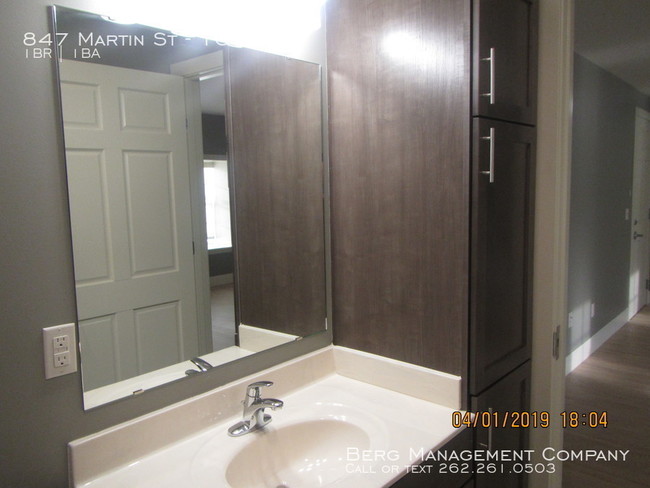 Building Photo - 847 Martin St