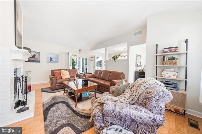 Building Photo - 40 Pine knoll Dr