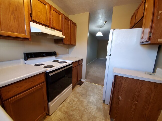 Building Photo - 4 Bedroom Available in July