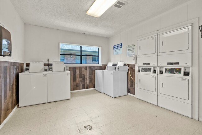 Building Photo - 1016 E Tri Oaks Ln