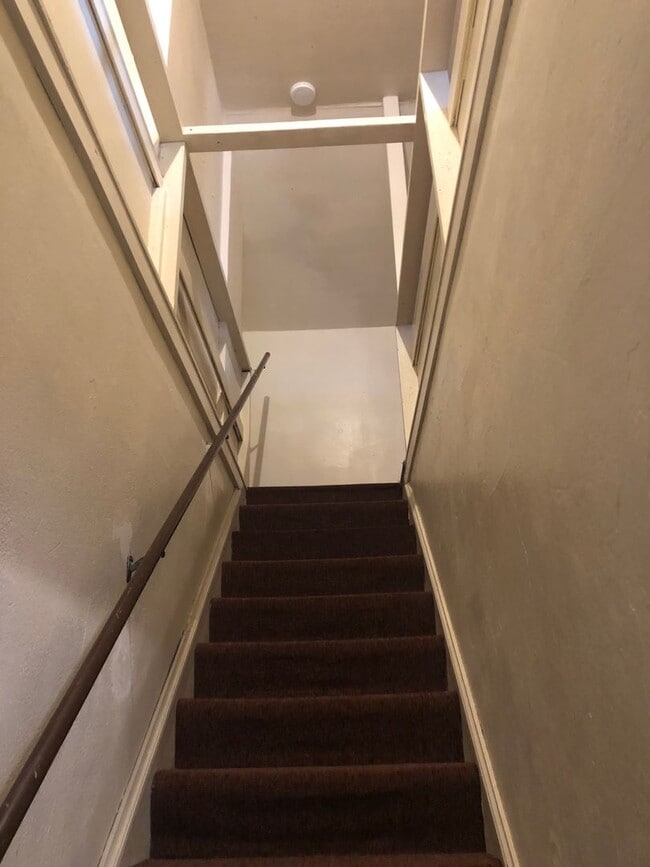 Building Photo - Large 4 bed/2 bath Farm House on River Rd. MOVE IN SPECIAL!