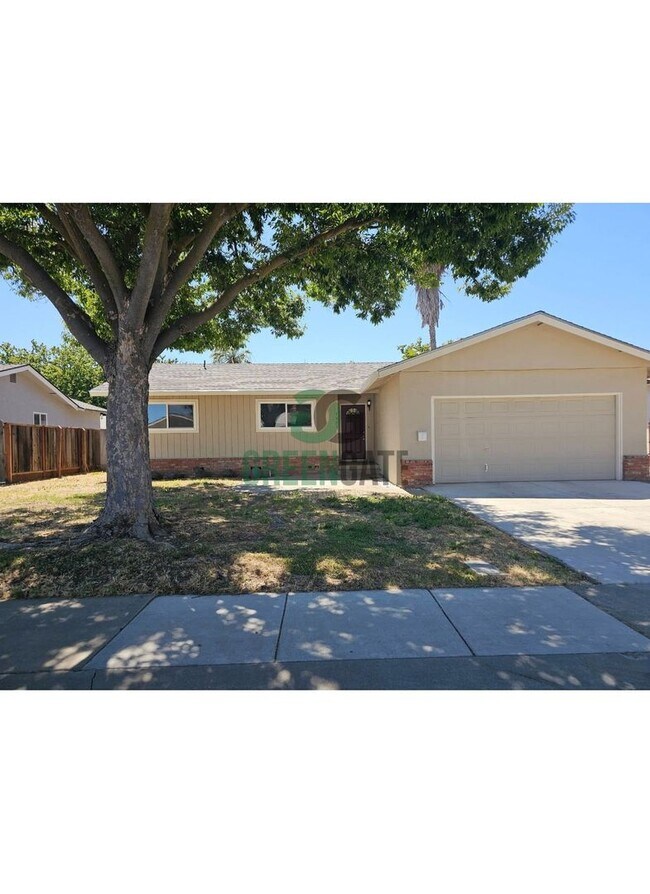 Building Photo - 3 BEDROOM 2 BATH HOME MOVE IN READY IN MOD...