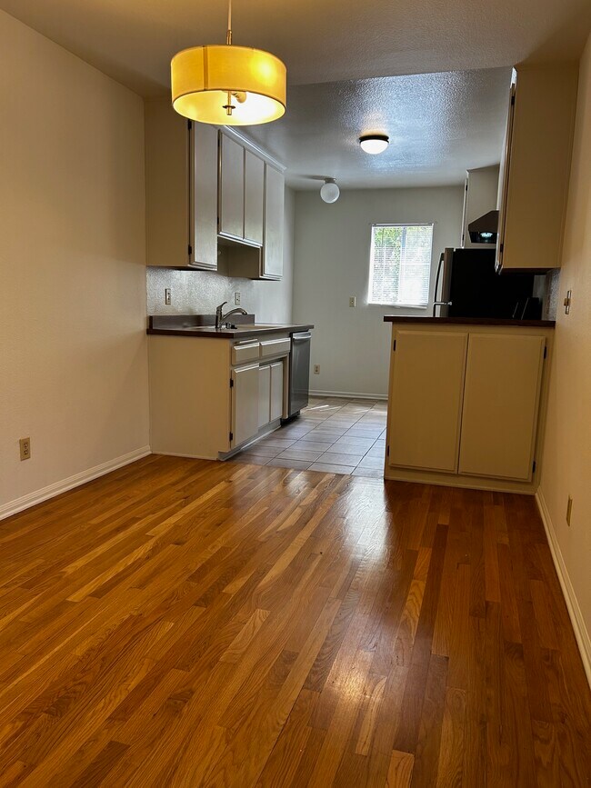 Building Photo - 1945 Corinth Ave