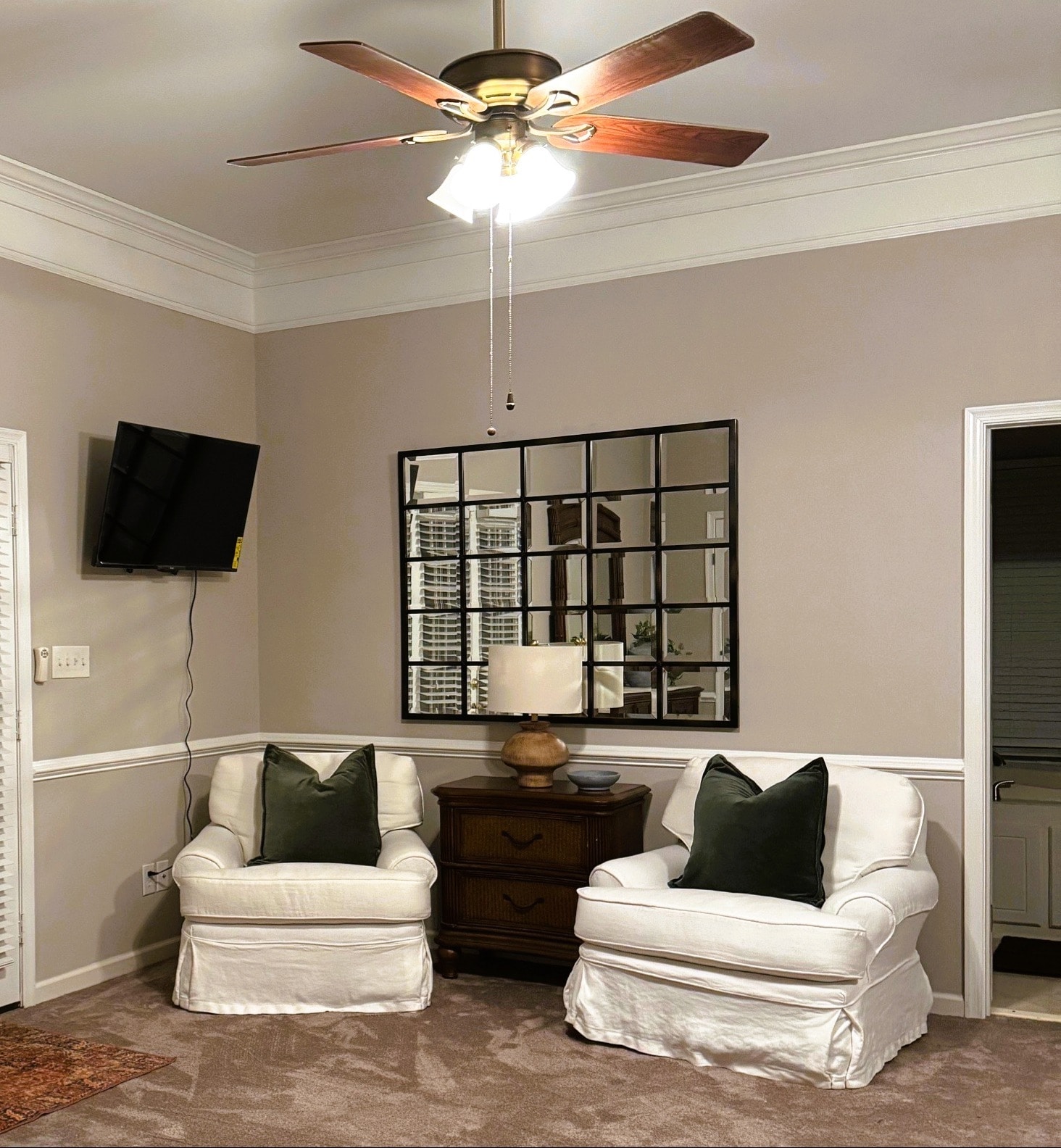 Sitting space in Primary with TV - 3912 Faculty Dr