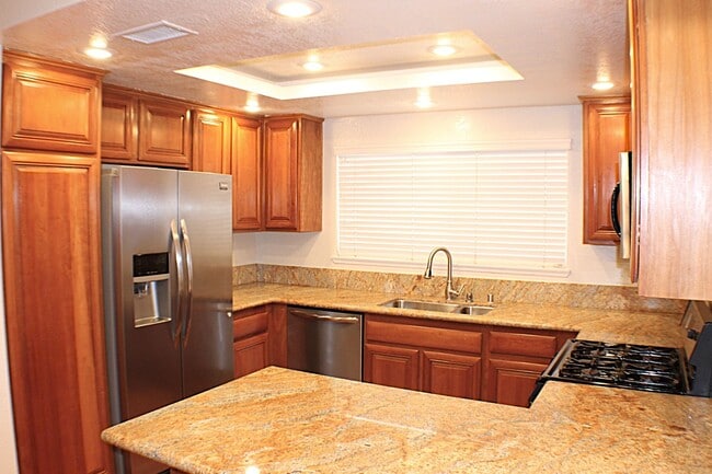 Building Photo - Stunning 3 bed, 2 bath Townhome for Rent.