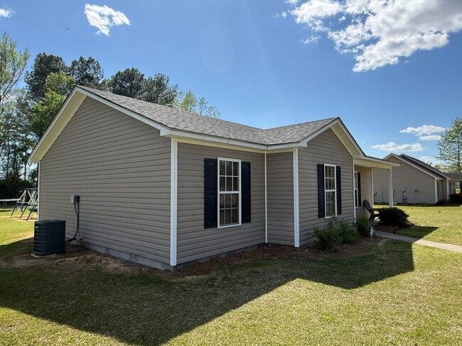 Building Photo - Darling home outside City Limits
