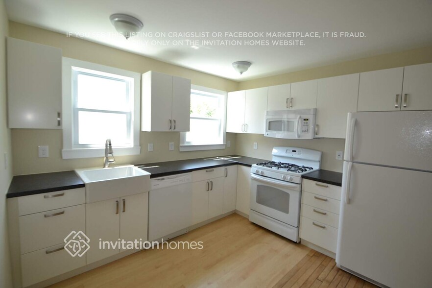 Building Photo - 3962 Van Buren St NE