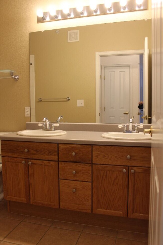 Building Photo - Deer Creek - 2nd Floor 2 bedroom/2 Bath Co...