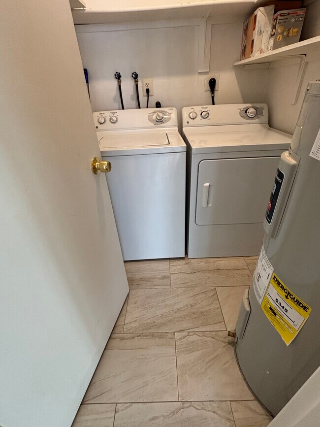 Building Photo - 179 Amberly Dr