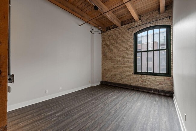 Building Photo - 400 N 1st St