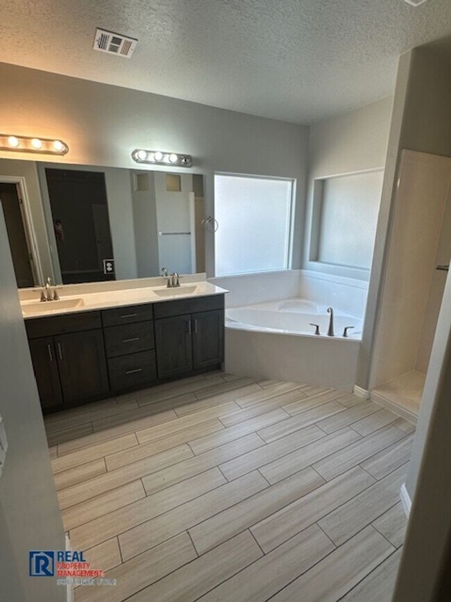 Building Photo - 4 Bedroom in near Crimson Cliffs