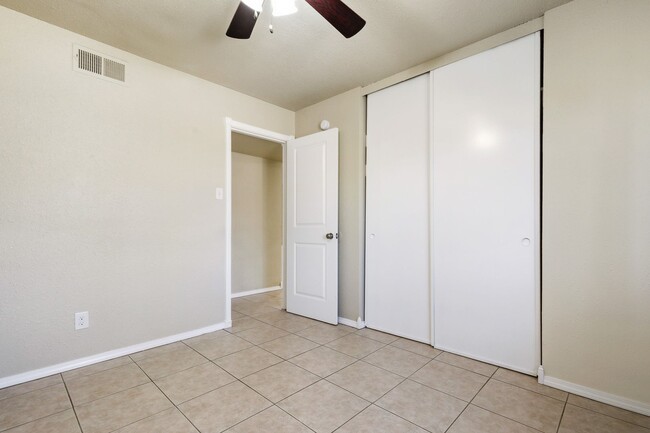 Building Photo - Three Bedroom Home with Bonus Room