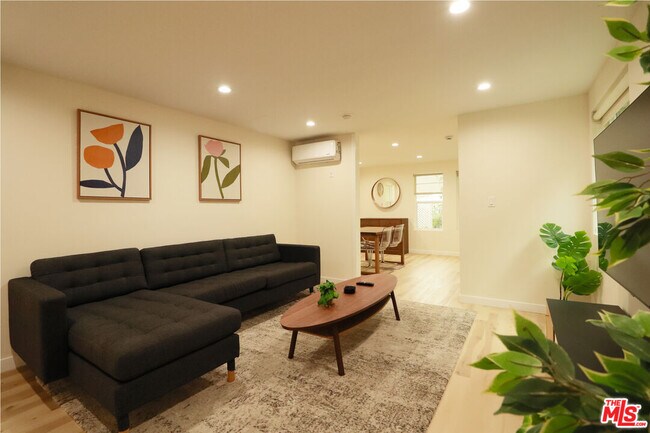 Primary Photo - 9042 Phyllis Ave