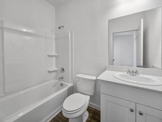 Building Photo - ***Move-in Special*** Move in by 11/30/202...