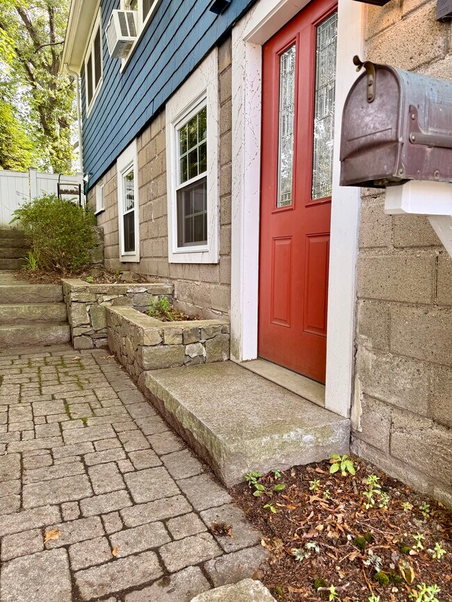 Building Photo - 11 Knollwood Rd