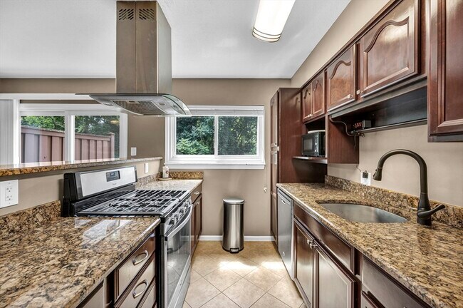 Building Photo - 25 Yorktown Dr