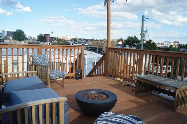 Building Photo - Charming 3 Bedroom/3 Bathroom Townhome in Canton, MD!