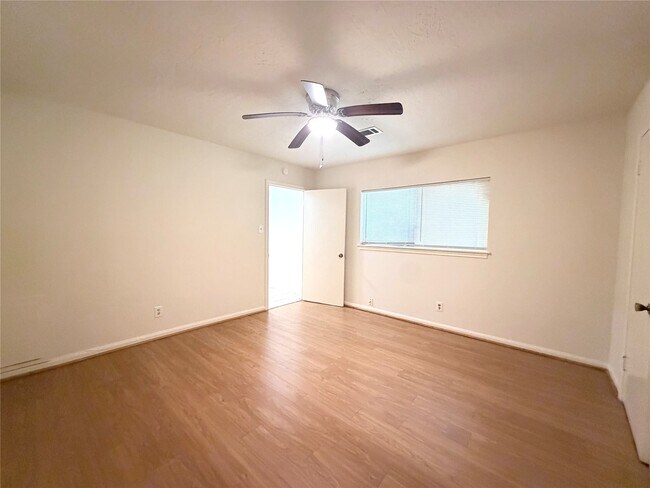 Building Photo - 9706 Crestdale Cir
