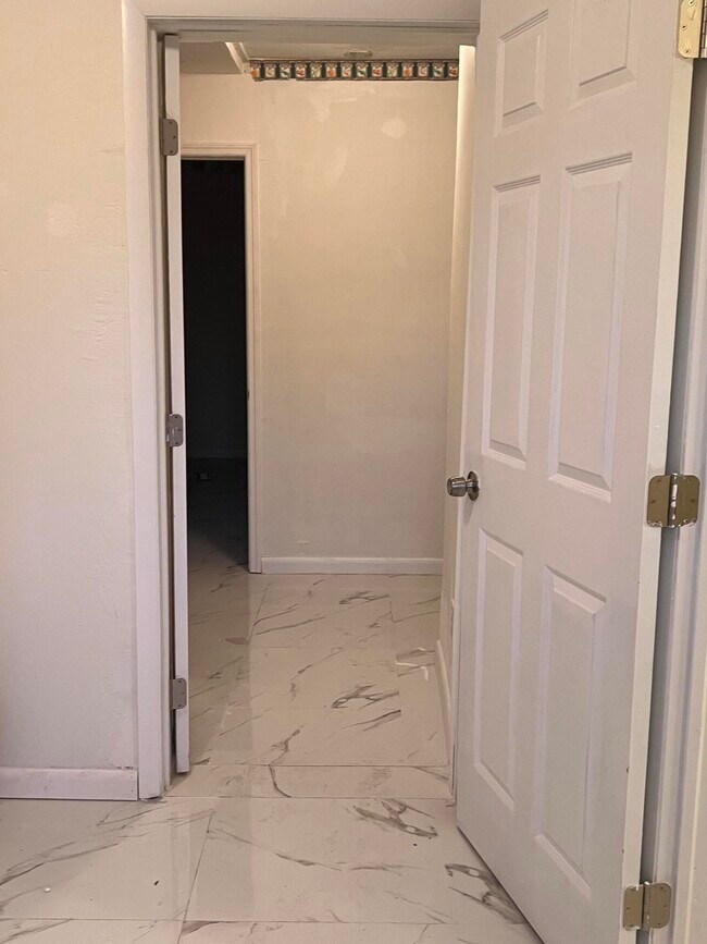 Building Photo - 911 S B St