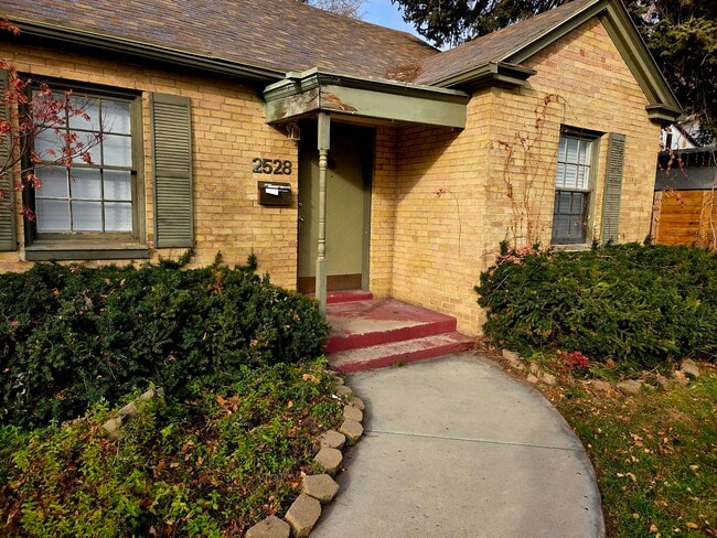 Building Photo - 2528 Beverly St E