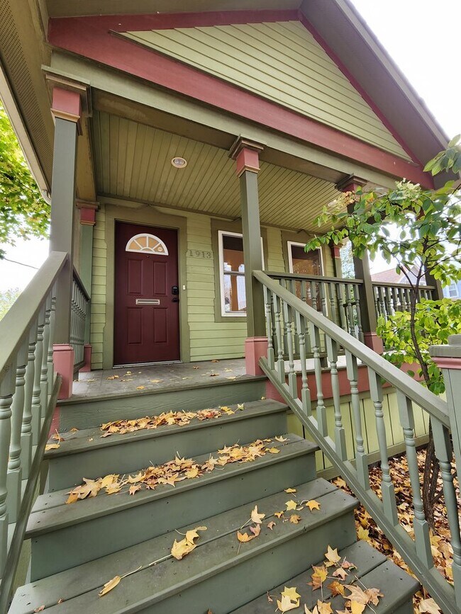 Building Photo - Gorgeous Home For Rent in Ohio City! 2 Master Suites!