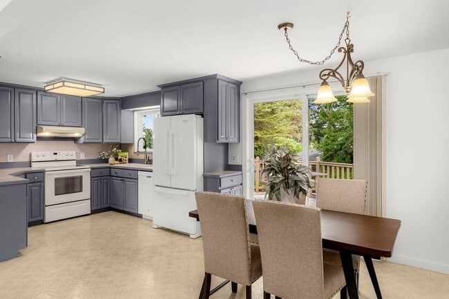 Building Photo - 5bd/3.5ba Bellevue Home