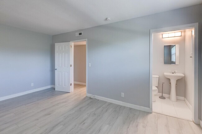 Building Photo - 2591 NE 55th Ct