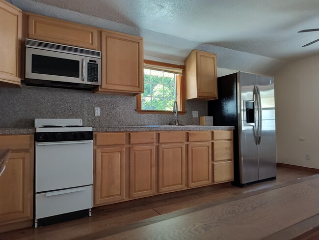 kitchen, living area - 631 Canal St