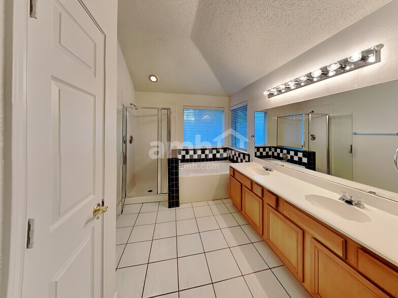 Building Photo - 4709 Shadow Crest Dr